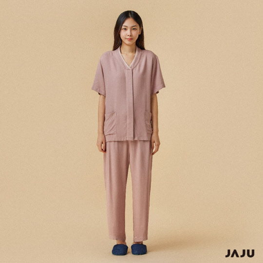 자주의 실내용 생활한복 홍보 이미지. <신세계인터내셔날 제공>